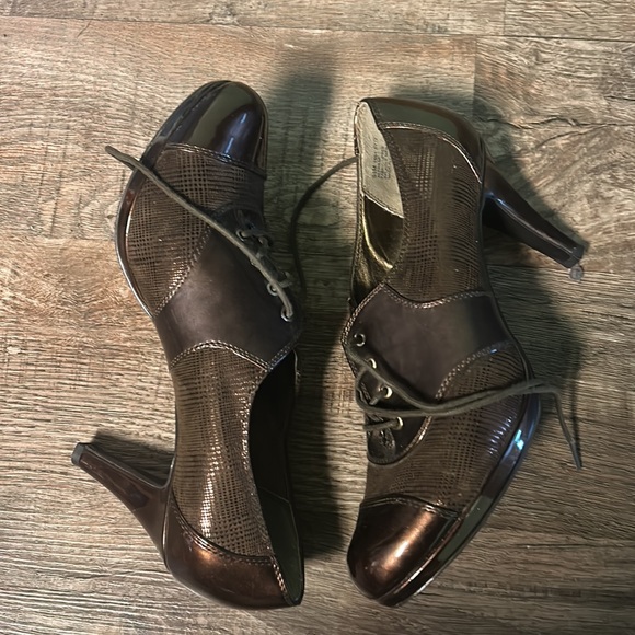 Anne Klein Oxford style heels 9.5 Brown. - Picture 5 of 7